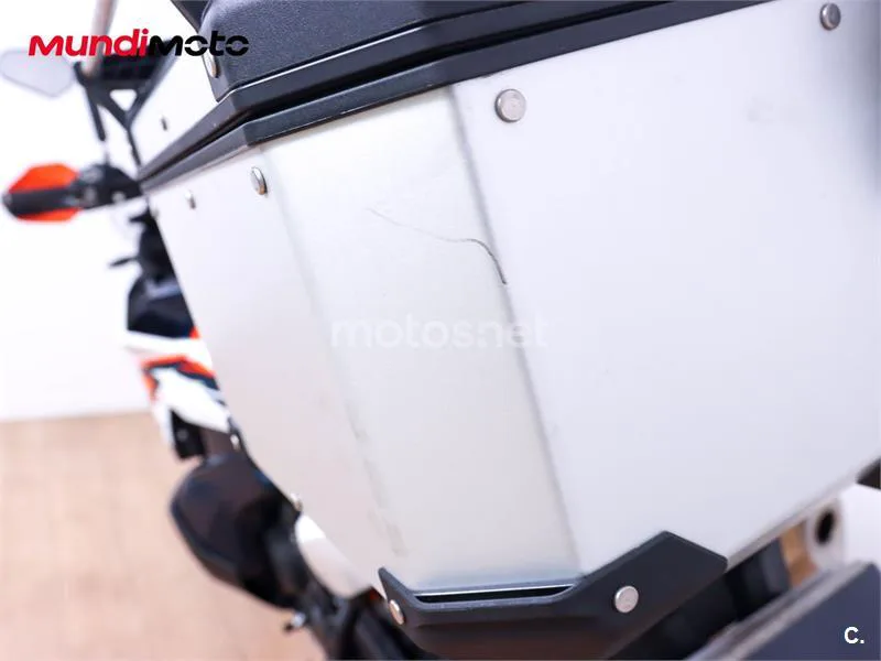 KTM 890 – Vista 23