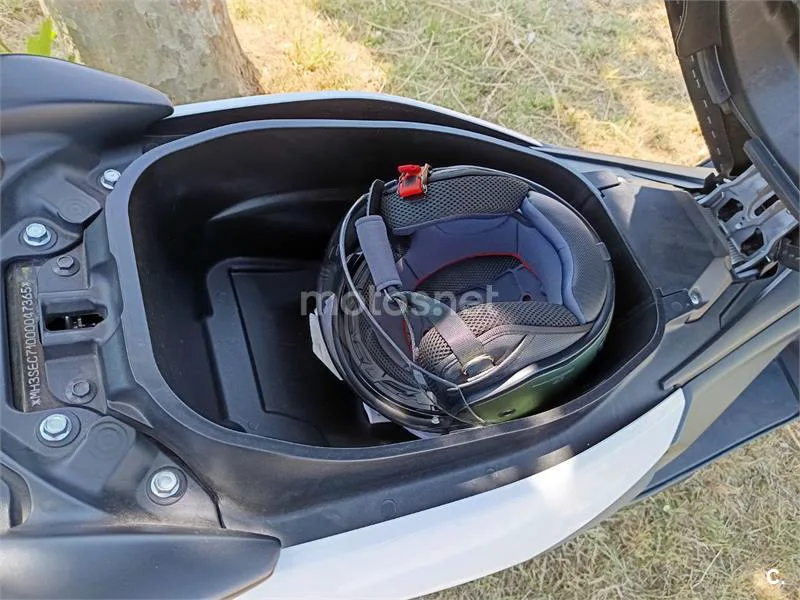 Yamaha NMAX – Vista 9