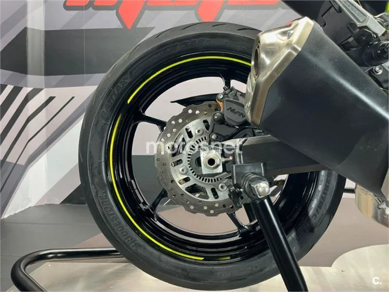 Kawasaki Z900 – Vista 17