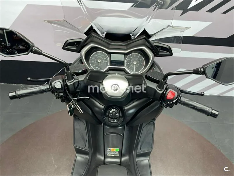 Yamaha XMAX 400 – Vista 7