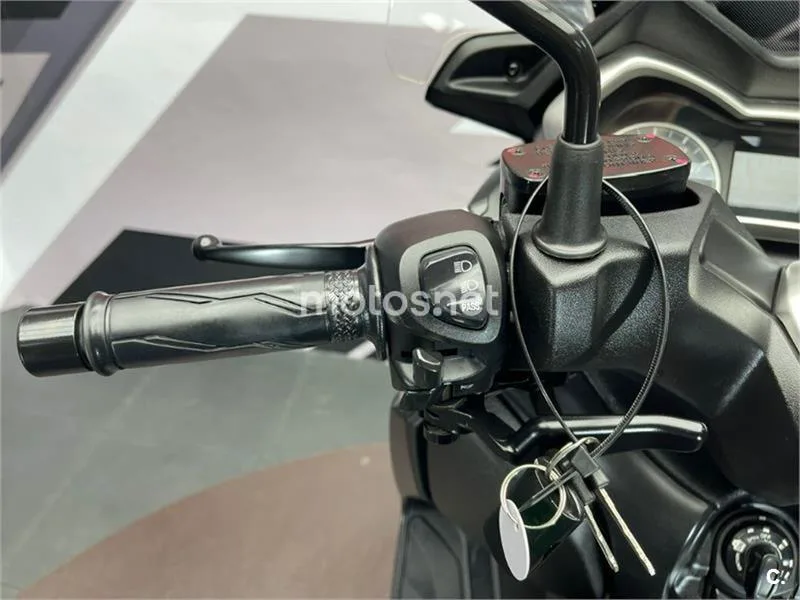 Yamaha XMAX 400 – Vista 8