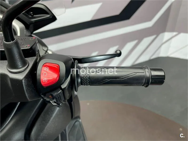 Yamaha XMAX 400 – Vista 9