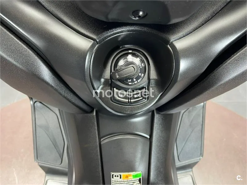 Yamaha XMAX 400 – Vista 10