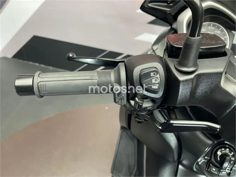 Yamaha XMAX 400 – Vista 8