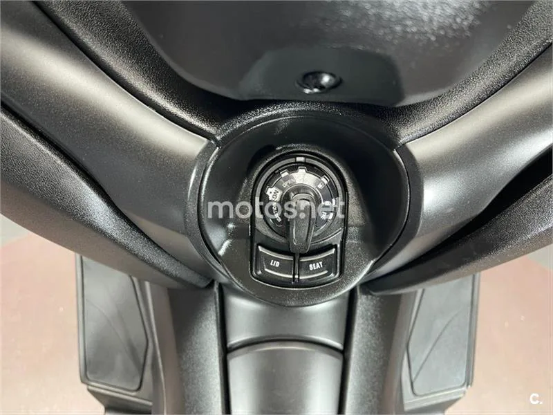 Yamaha XMAX 400 – Vista 10
