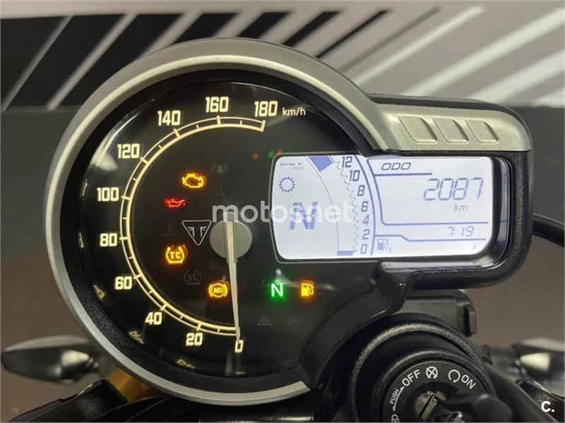 Triumph Speed 400 – Vista 6