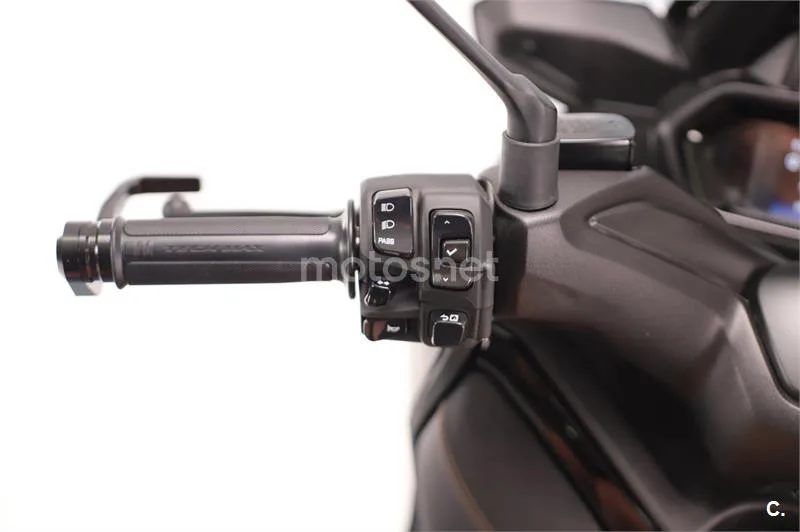 Yamaha XMAX 300 – Vista 7