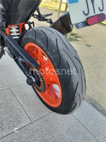 KTM 690 Duke – Vista 3
