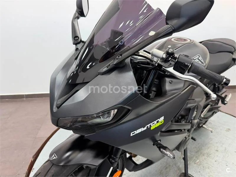 Triumph Daytona 660 – Vista 20