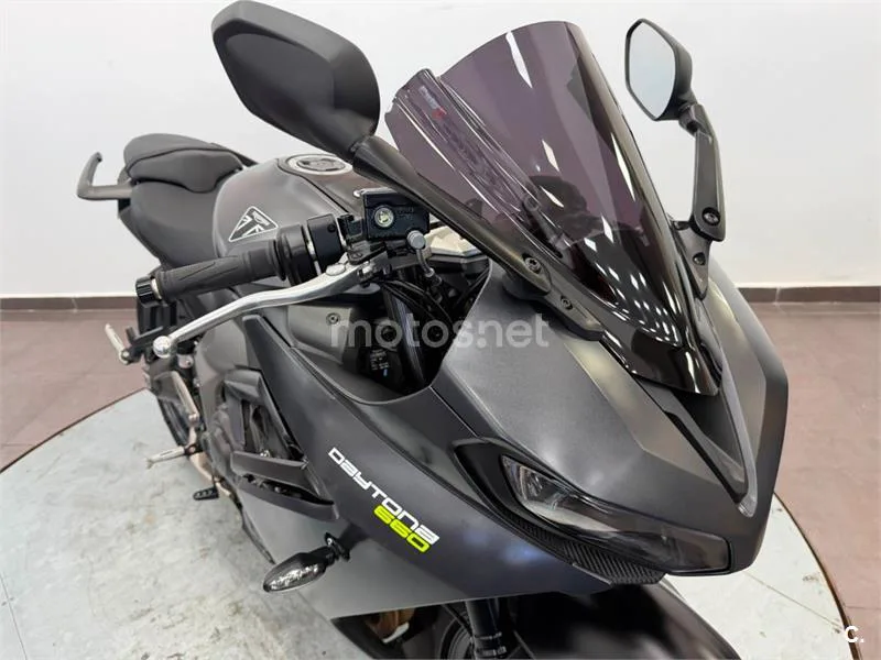 Triumph Daytona 660 – Vista 24