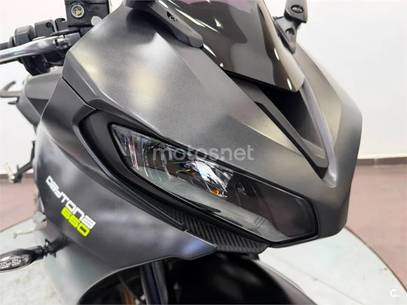 Triumph Daytona 660 – Vista 25