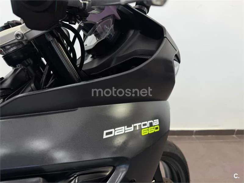 Triumph Daytona 660 – Vista 9