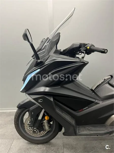 Kymco AK 550 – Vista 4