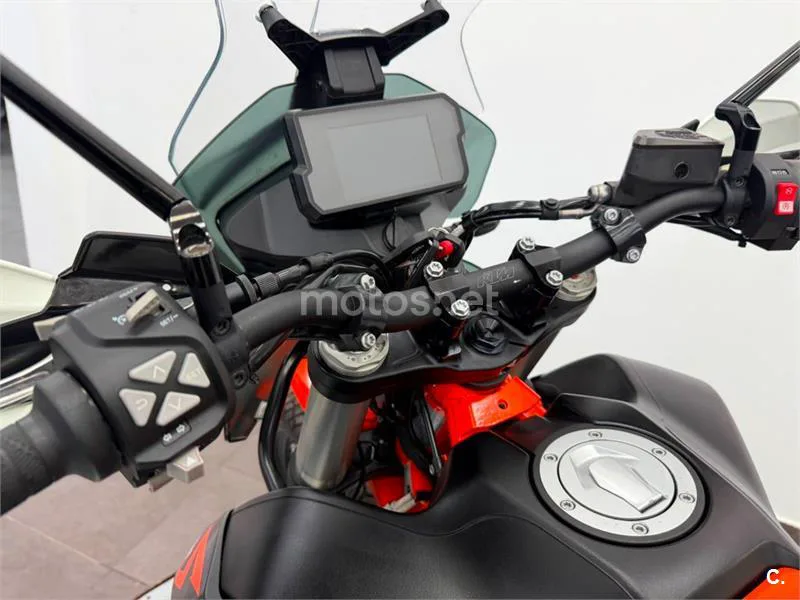 KTM 890 – Vista 14