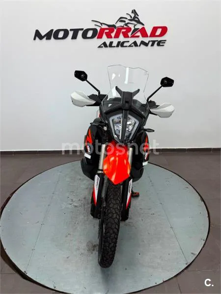 KTM 890 – Vista 16