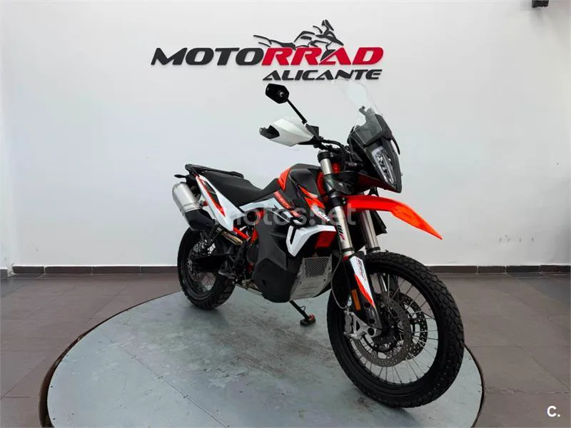 KTM 890 – Vista 17
