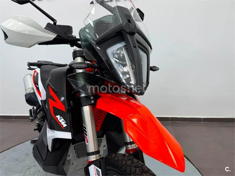 KTM 890 – Vista 21