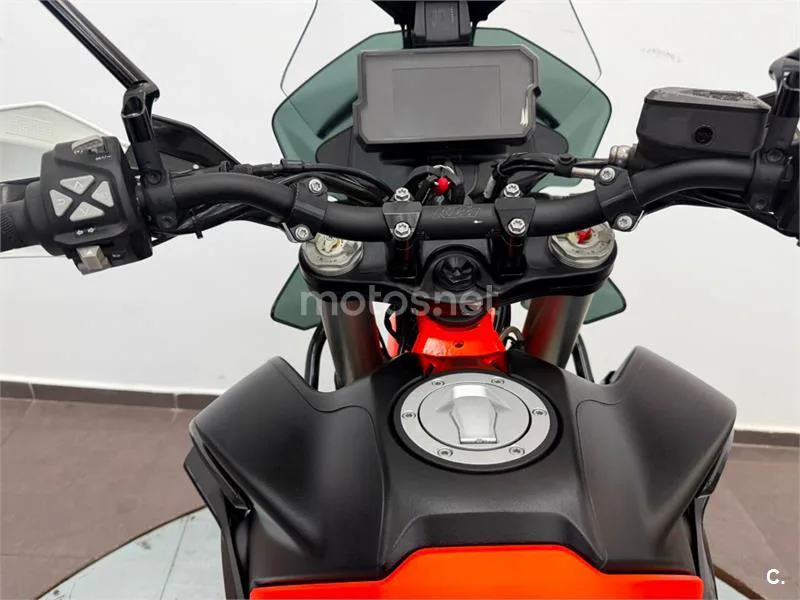 KTM 890 – Vista 9