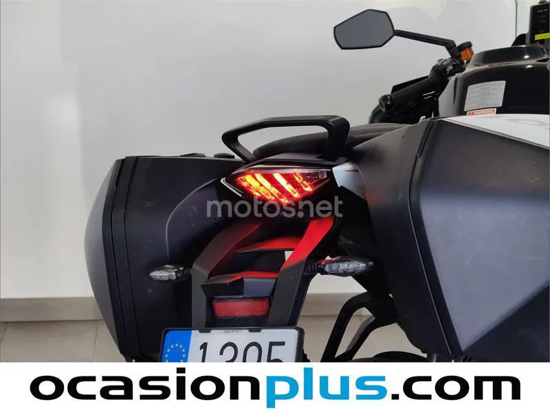 KTM 1290 Super Duke GT – Vista 19