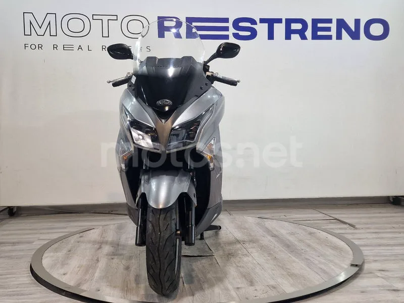 Kymco Grand Dink 300 – Vista 4
