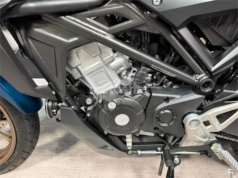 Honda CB 125 R – Vista 15