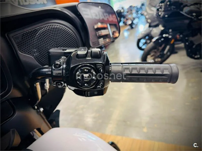 Harley-Davidson CVO Street Glide – Vista 9