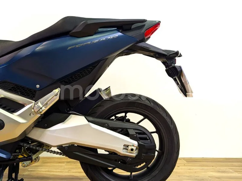 Honda Forza 750 – Vista 9