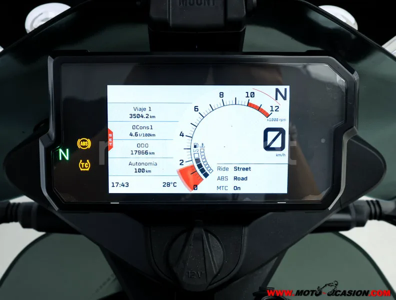 KTM 890 – Vista 6