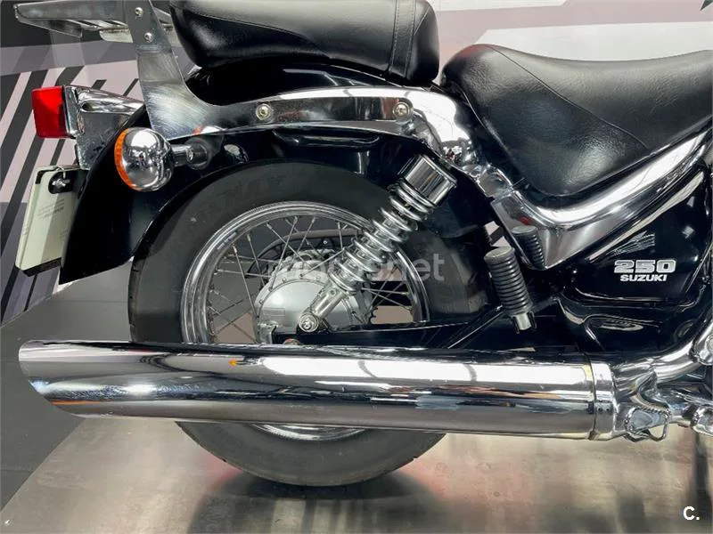 Suzuki Intruder 250 – Vista 12