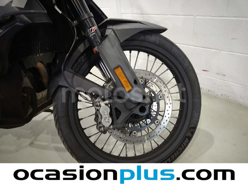 KTM 890 – Vista 20