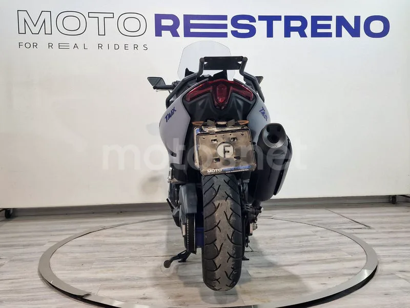 Yamaha TMAX 560 – Vista 8