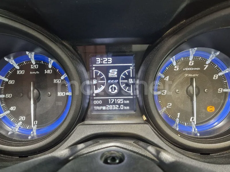 Yamaha TMAX 560 – Vista 9
