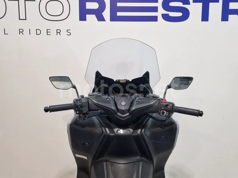 Yamaha TMAX 560 – Vista 10