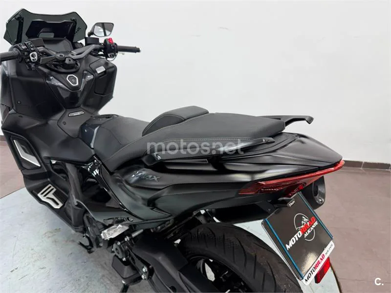 Yamaha TMAX – Vista 11