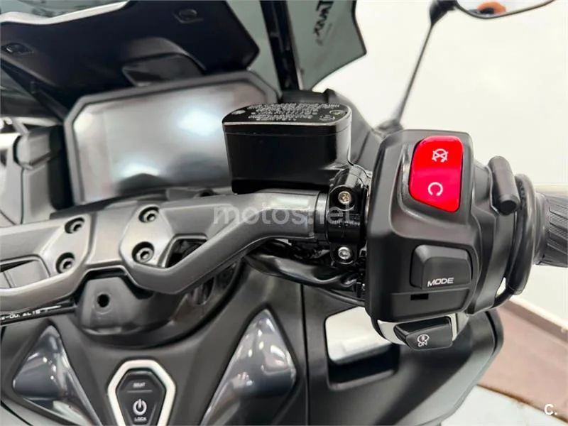 Yamaha TMAX – Vista 13