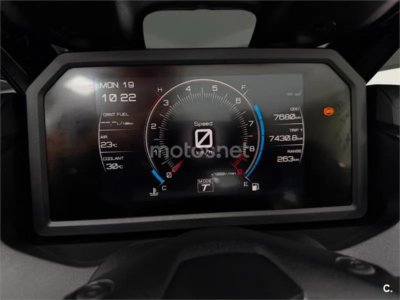 Yamaha TMAX – Vista 14