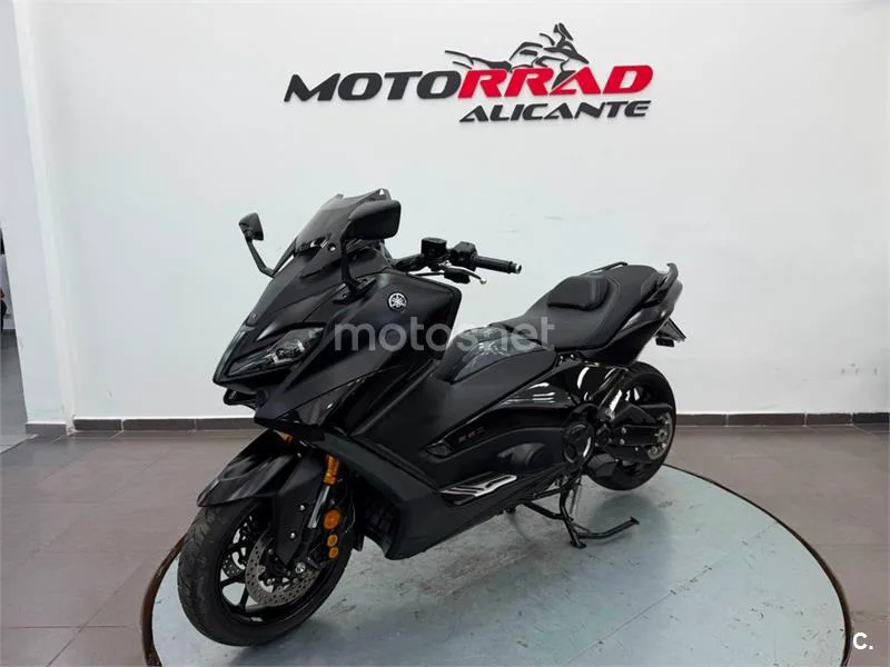 Yamaha TMAX – Vista 15