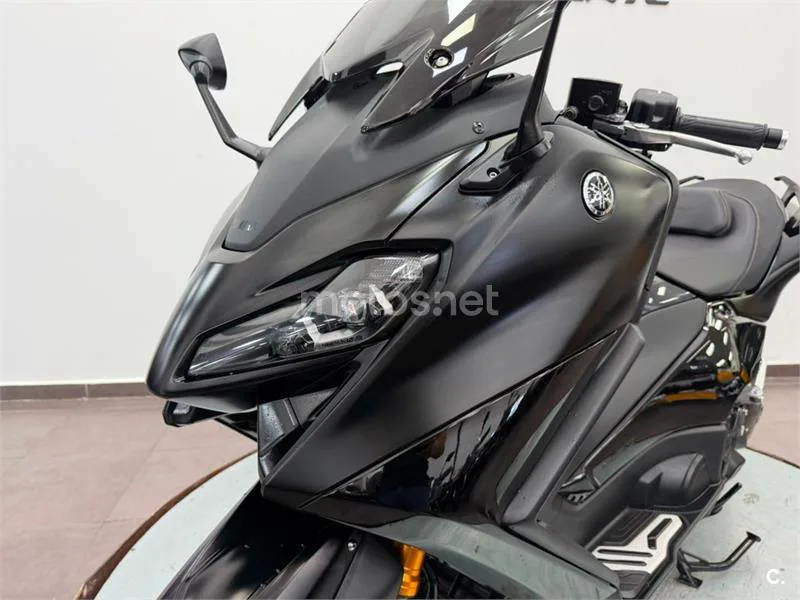 Yamaha TMAX – Vista 16