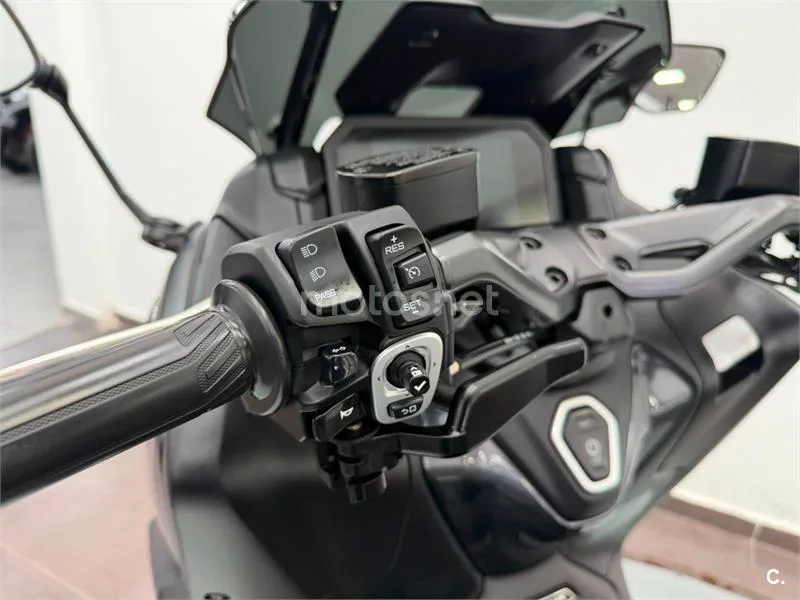 Yamaha TMAX – Vista 21