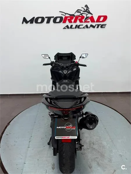 Yamaha TMAX – Vista 4
