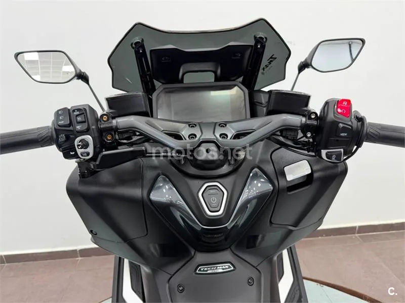Yamaha TMAX – Vista 8