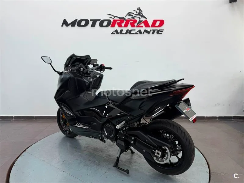 Yamaha TMAX – Vista 9