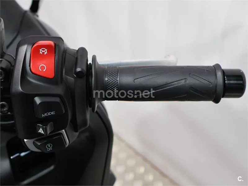 Yamaha TMAX – Vista 9