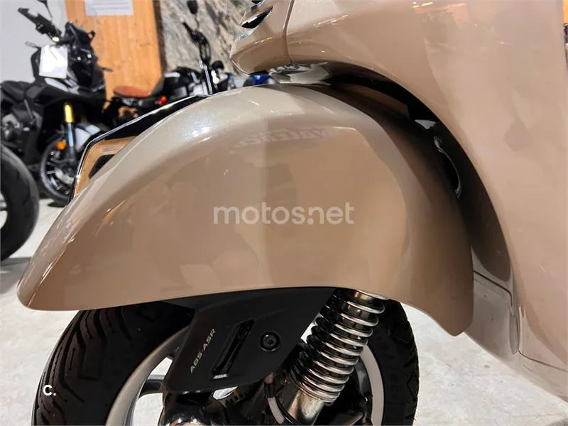 Vespa GTS 300 – Vista 70