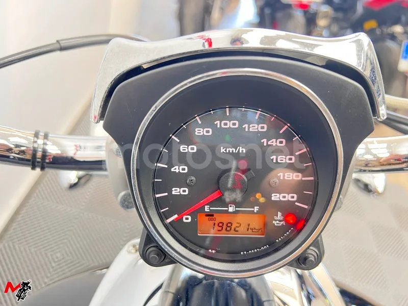 Suzuki Intruder C800 – Vista 8