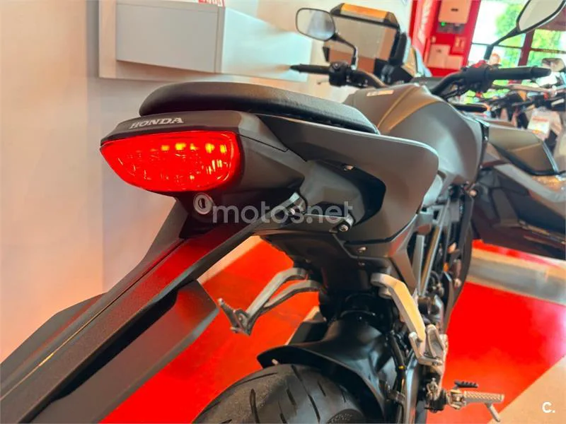 Honda CB 125 R – Vista 8