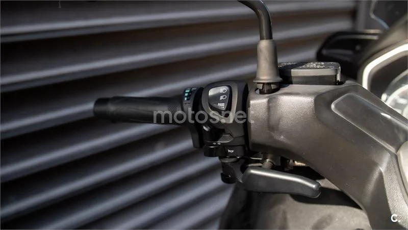 Yamaha XMAX 400 – Vista 16
