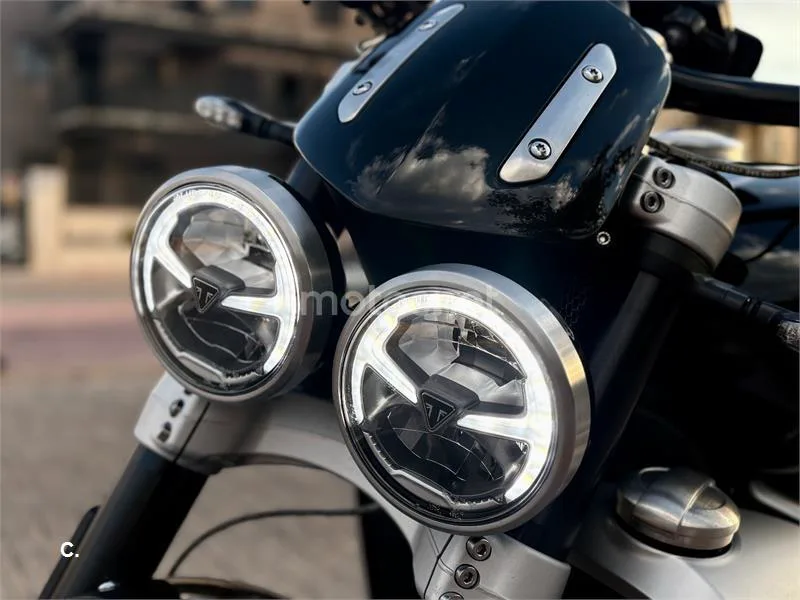 Triumph Rocket 3 - Vista 7