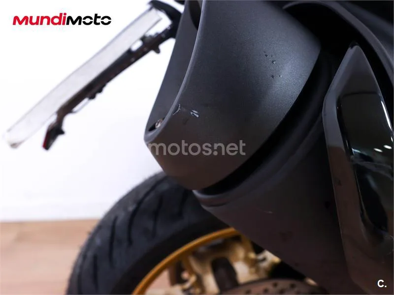 Yamaha TMAX – Vista 14