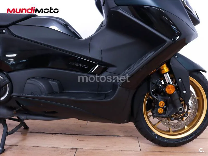 Yamaha TMAX – Vista 18